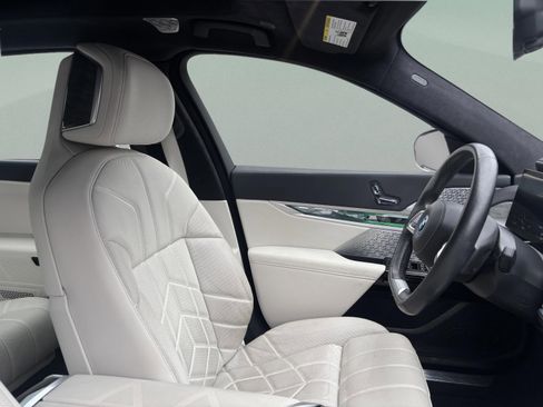 Certified 2024 BMW i7 xDrive60 image 25