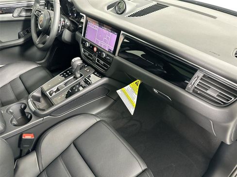 Certified 2026 Porsche Macan AWD/4WD image 29
