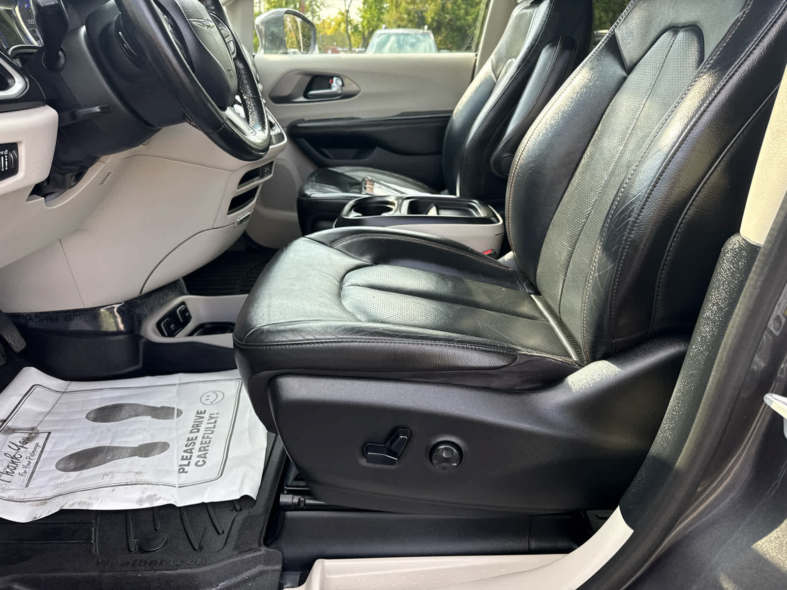 Used 2020 Chrysler Pacifica Touring-L FWD image 11