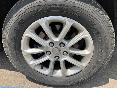 Used 2014 Jeep Grand Cherokee Laredo w/ 18" Wheel & 8.4" Radio Group AWD/4WD image 13