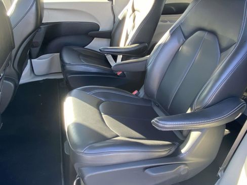 Used 2024 Chrysler Pacifica Limited FWD image 11