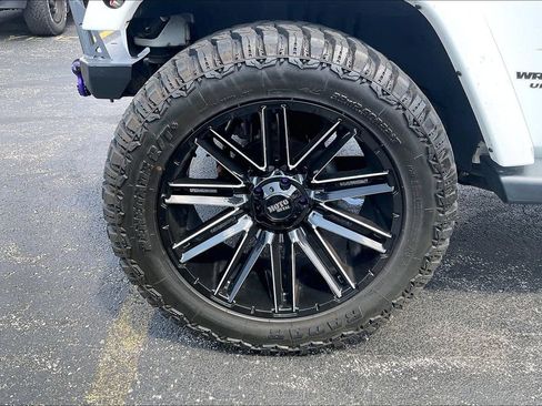 Used 2015 Jeep Wrangler Unlimited Sahara w/ Connectivity Group AWD/4WD image 8