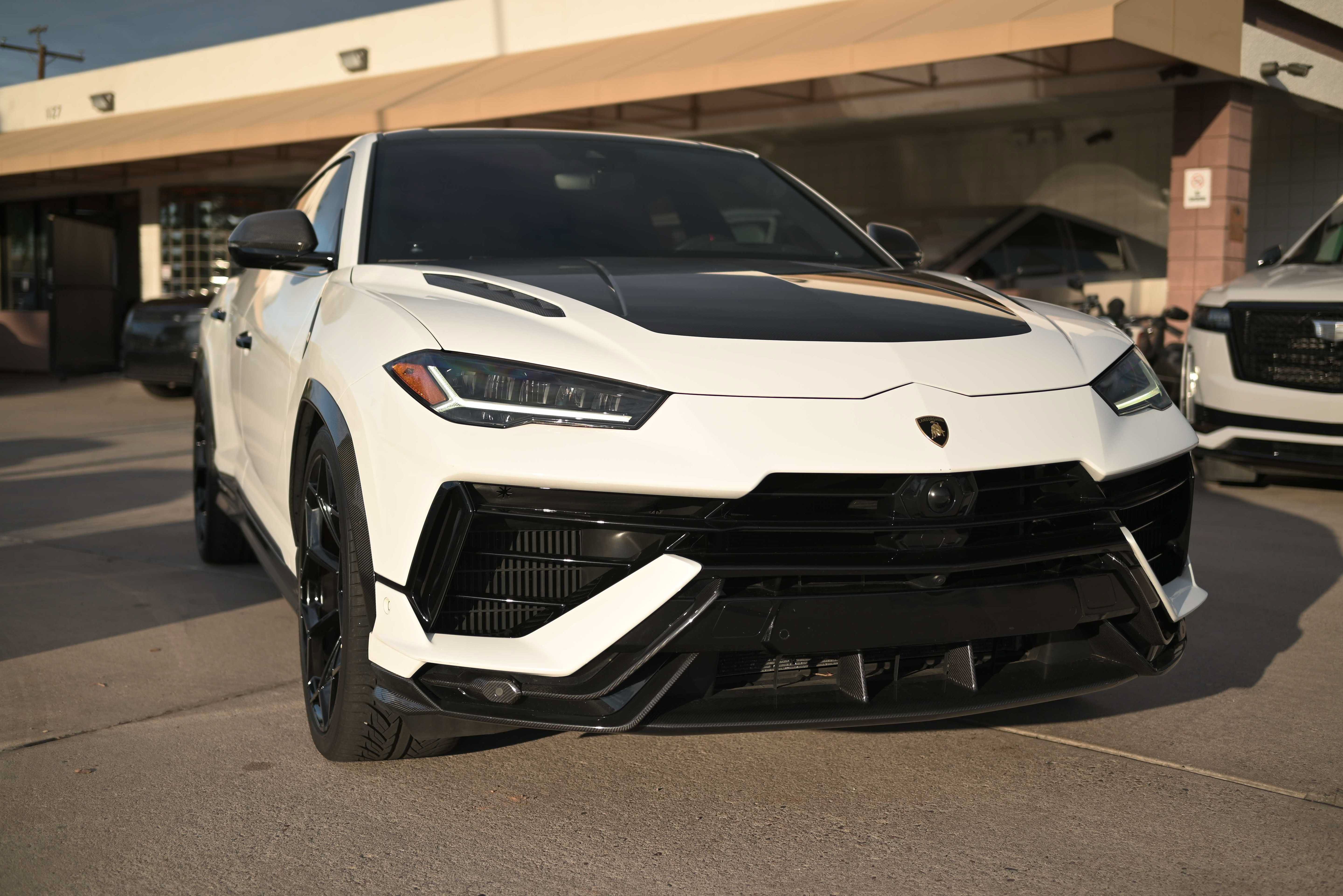 Used 2023 Lamborghini Urus Performante AWD/4WD image 4