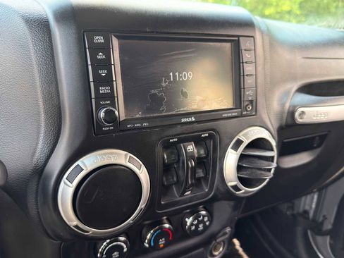 Used 2015 Jeep Wrangler Unlimited Rubicon w/ Connectivity Group AWD/4WD image 13
