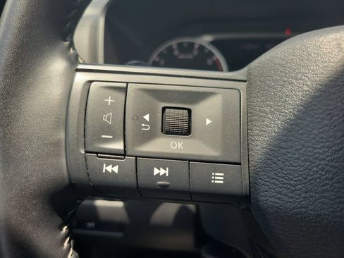Used 2025 Nissan Rogue SV FWD image 17