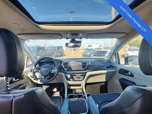 Used 2023 Chrysler Pacifica Limited image 4