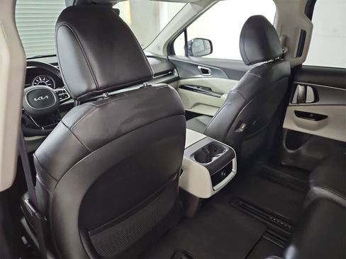 Used 2023 Kia Carnival LX image 18