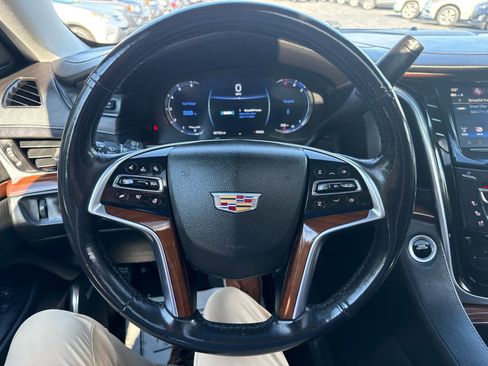 Used 2019 Cadillac Escalade Luxury AWD/4WD image 22
