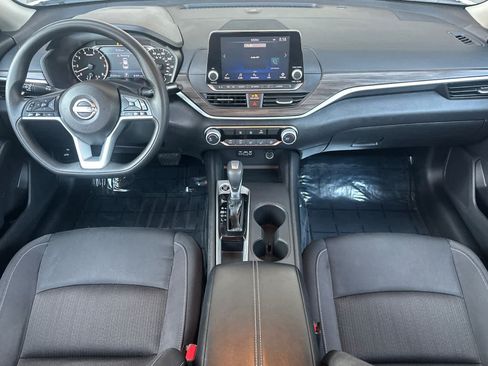 Used 2025 Nissan Altima 2.5 SV FWD image 3