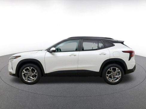 Used 2025 Chevrolet Trax LT FWD image 4