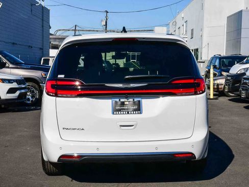 New 2026 Chrysler Pacifica Select image 5