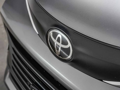 Certified 2026 Toyota Sienna XLE FWD image 8