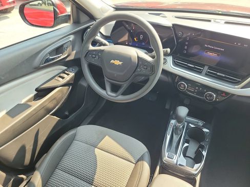 Used 2025 Chevrolet Trax LT FWD image 14