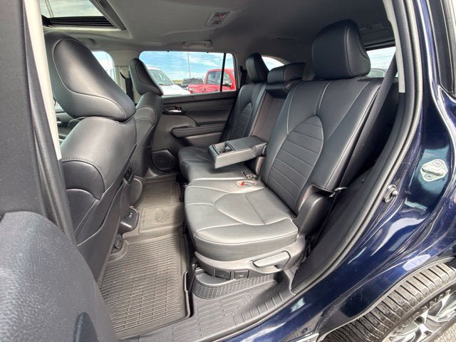 Used 2020 Toyota Highlander XLE AWD/4WD image 19