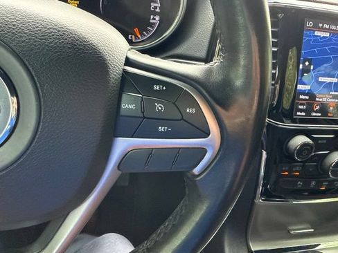 Used 2020 Jeep Grand Cherokee Laredo AWD/4WD image 30