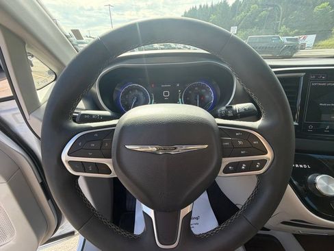 Used 2024 Chrysler Pacifica Touring-L FWD image 24