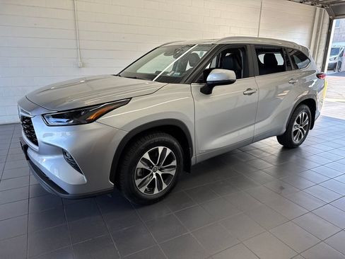 Used 2023 Toyota Highlander XLE AWD/4WD image 4