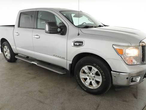 Used 2017 Nissan Titan SV image 18