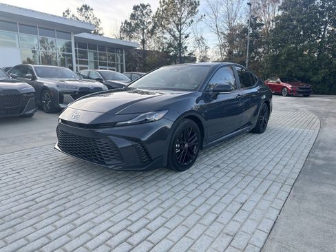 Used 2025 Toyota Camry SE image 2