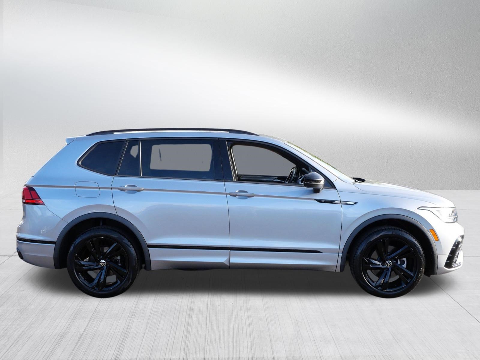 Certified 2023 Volkswagen Tiguan SE R-Line AWD/4WD image 8