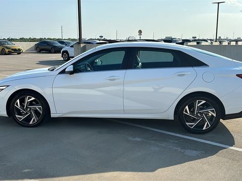Used 2024 Hyundai Elantra Limited FWD image 10