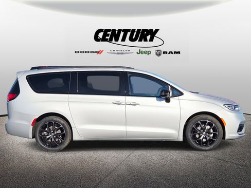 New 2026 Chrysler Pacifica Select w/ S Appearance Package image 2
