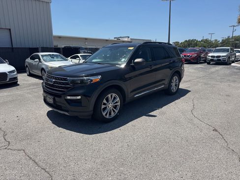 Used 2021 Ford Explorer XLT w/ Equipment Group 202A image 5