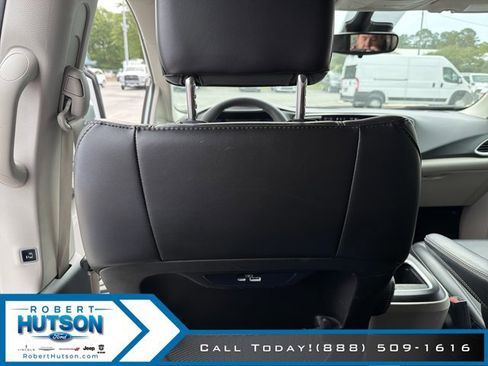 Used 2023 Chrysler Pacifica Touring-L FWD image 22