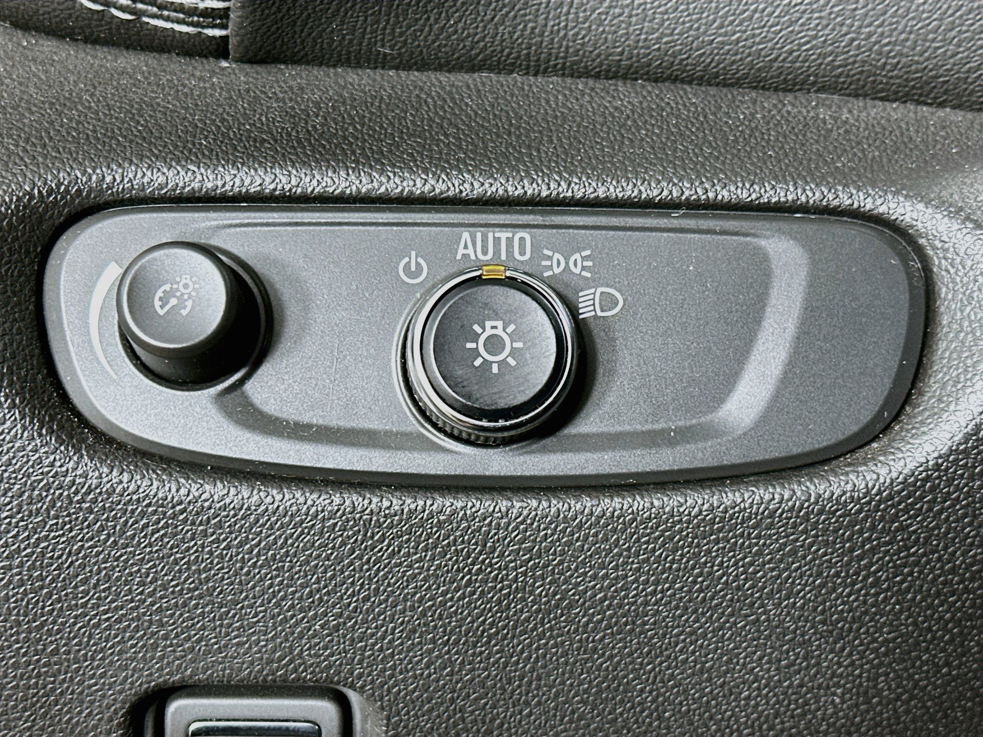 Used 2025 Chevrolet Blazer LT FWD image 17