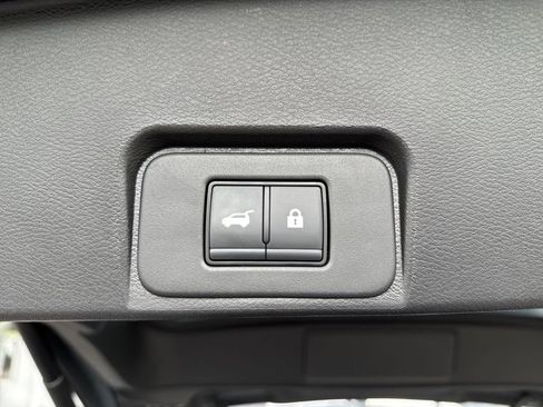 Used 2025 Nissan Rogue SV AWD/4WD image 18