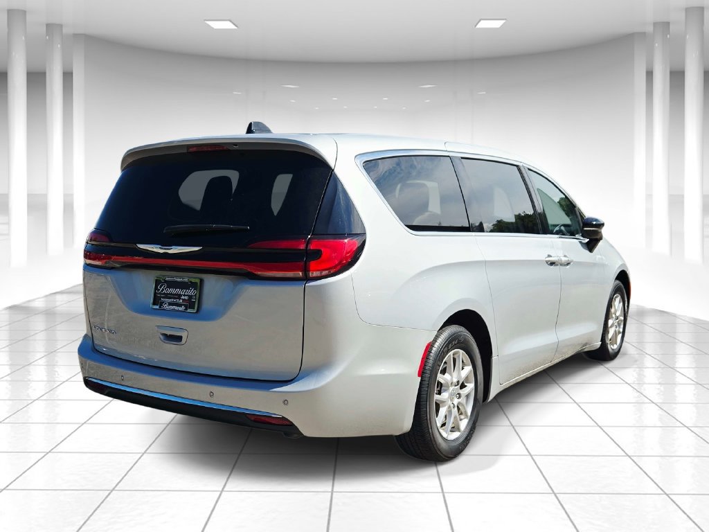 Used 2024 Chrysler Pacifica Touring-L FWD image 3