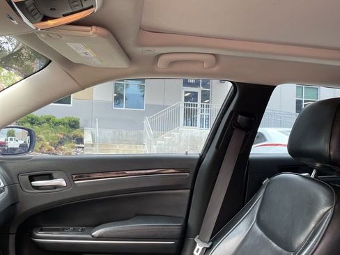 Used 2019 Chrysler 300 Limited image 6