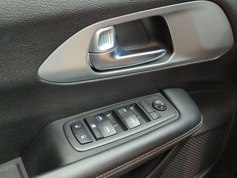 Used 2021 Chrysler Pacifica Touring w/ S Appearance Package FWD image 7