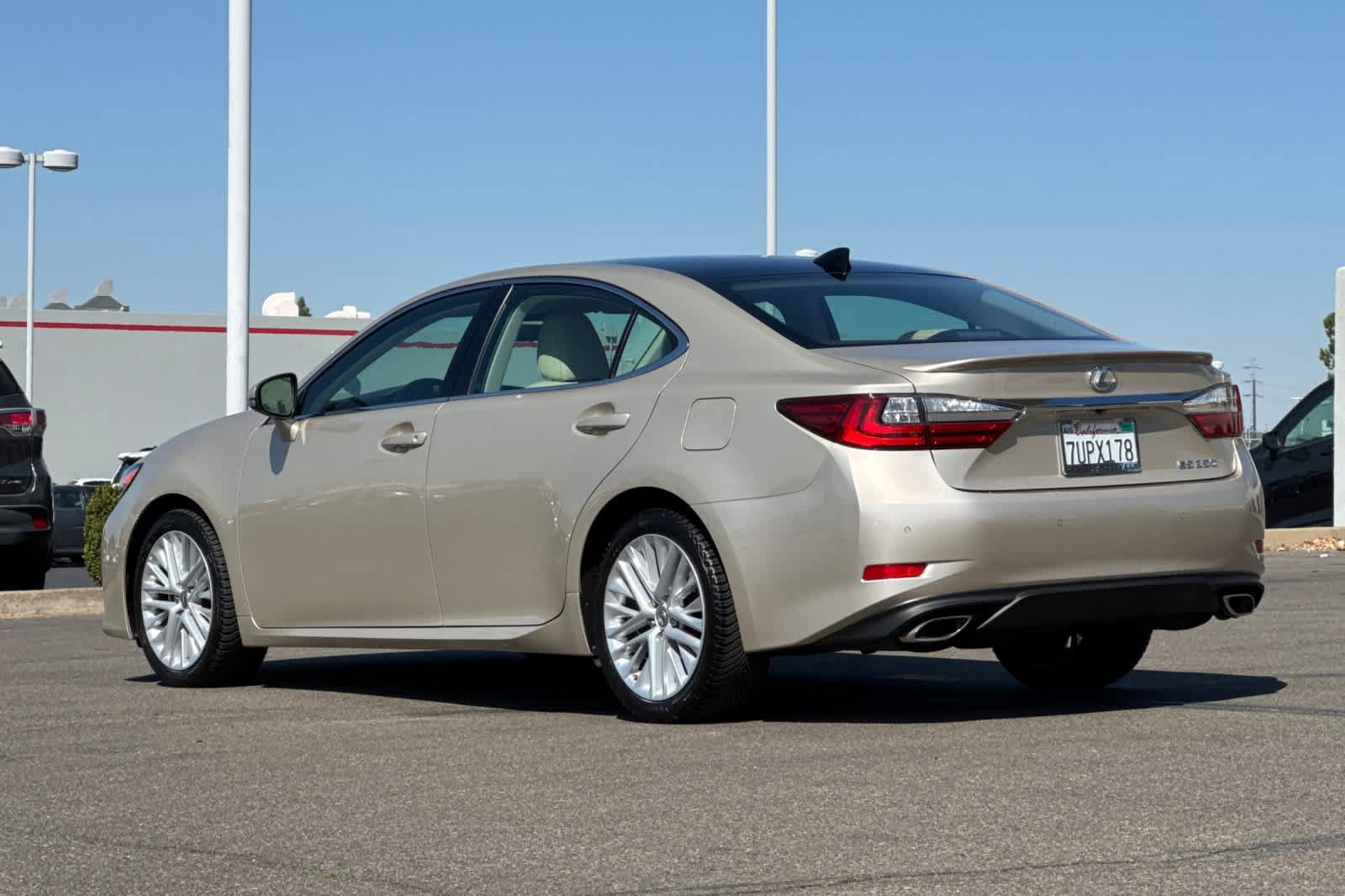 Used 2016 Lexus ES 350 w/ Luxury Package w/Wood Trim FWD image 4