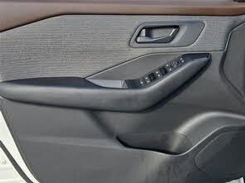 Used 2023 Nissan Rogue S image 24