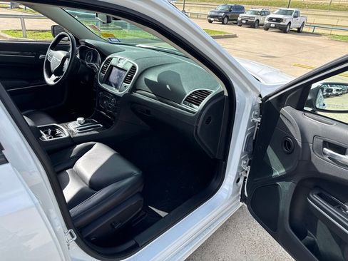 Used 2022 Chrysler 300 Touring L RWD image 15
