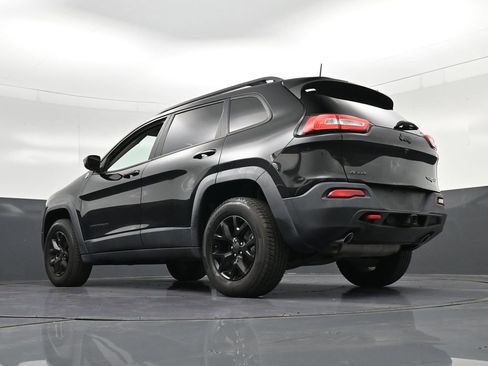 Used 2017 Jeep Cherokee Trailhawk w/ Comfort/Convenience Group AWD/4WD image 29
