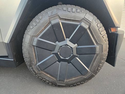 Used 2024 Tesla Cybertruck AWD Crew Cab image 19
