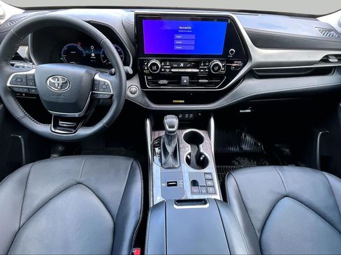 Used 2025 Toyota Highlander Limited AWD/4WD image 16