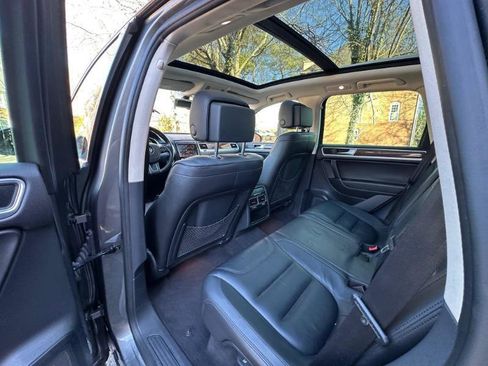 Used 2015 Volkswagen Touareg VR6 AWD/4WD image 18