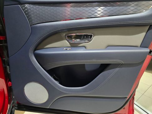Used 2022 Bentley Bentayga image 24