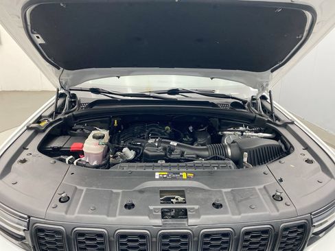 Used 2023 Jeep Grand Cherokee Altitude AWD/4WD image 11