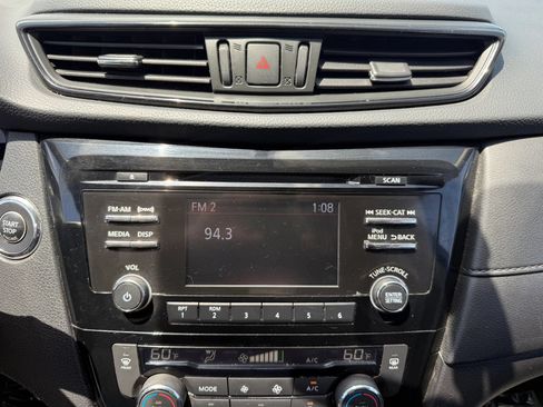 Used 2017 Nissan Rogue SV AWD/4WD image 26