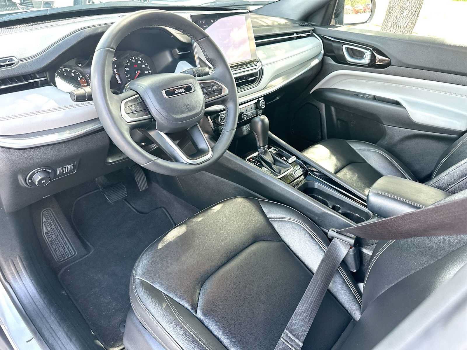Used 2025 Jeep Compass Limited AWD/4WD image 18