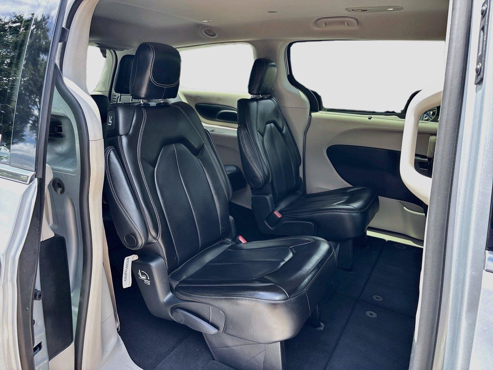 Used 2023 Chrysler Pacifica Touring-L FWD image 27