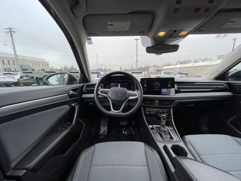 Used 2025 Volkswagen Jetta SE image 34