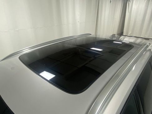 Used 2025 Volvo XC40 B5 Plus image 6