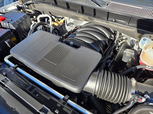 Used 2024 Chevrolet Suburban LT image 18