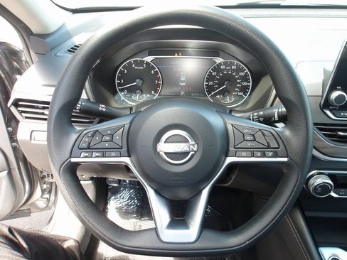 Used 2023 Nissan Altima 2.5 SV image 11