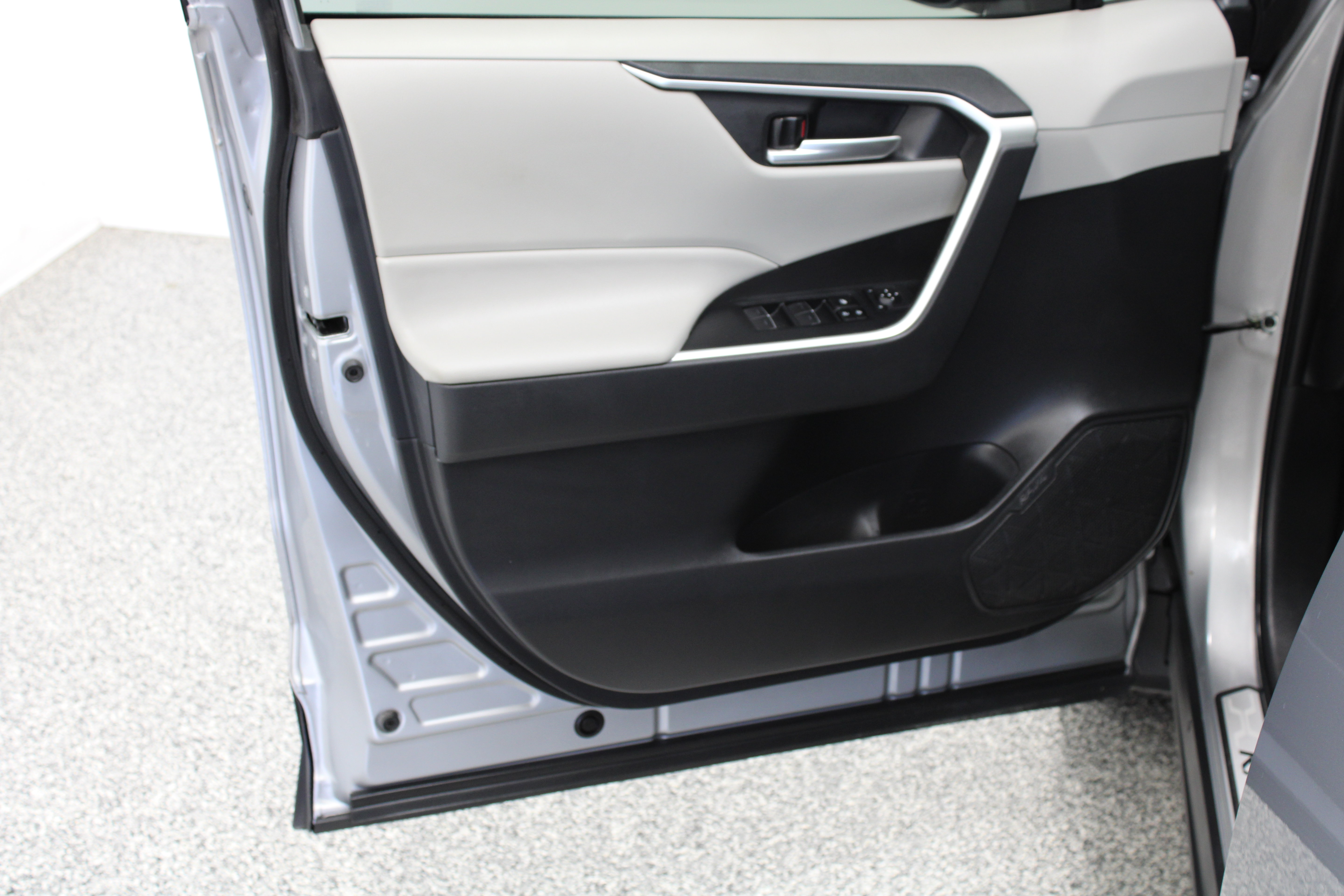 Used 2023 Toyota RAV4 XLE Premium FWD image 12